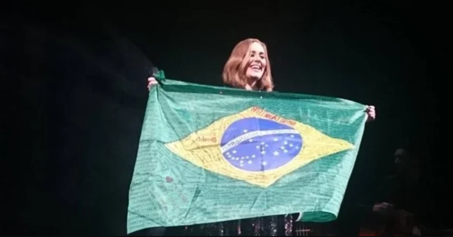 Música de Adele é proibida no Brasil por plágio de canção de Geraes