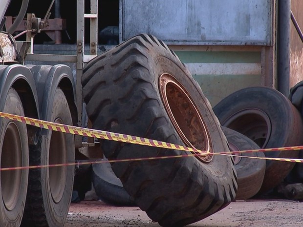 Homem morre após pneu de trator cair sobre ele em borracharia. Vítima sentou no pneu, que acabou caindo na cabeça dele em Rio Preto. Segundo dono da borracharia, objeto chega a pesar 600 quilos.