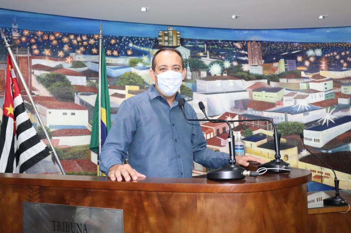 Everaldo questiona Prefeitura sobre término do calçamento em Brasitânia