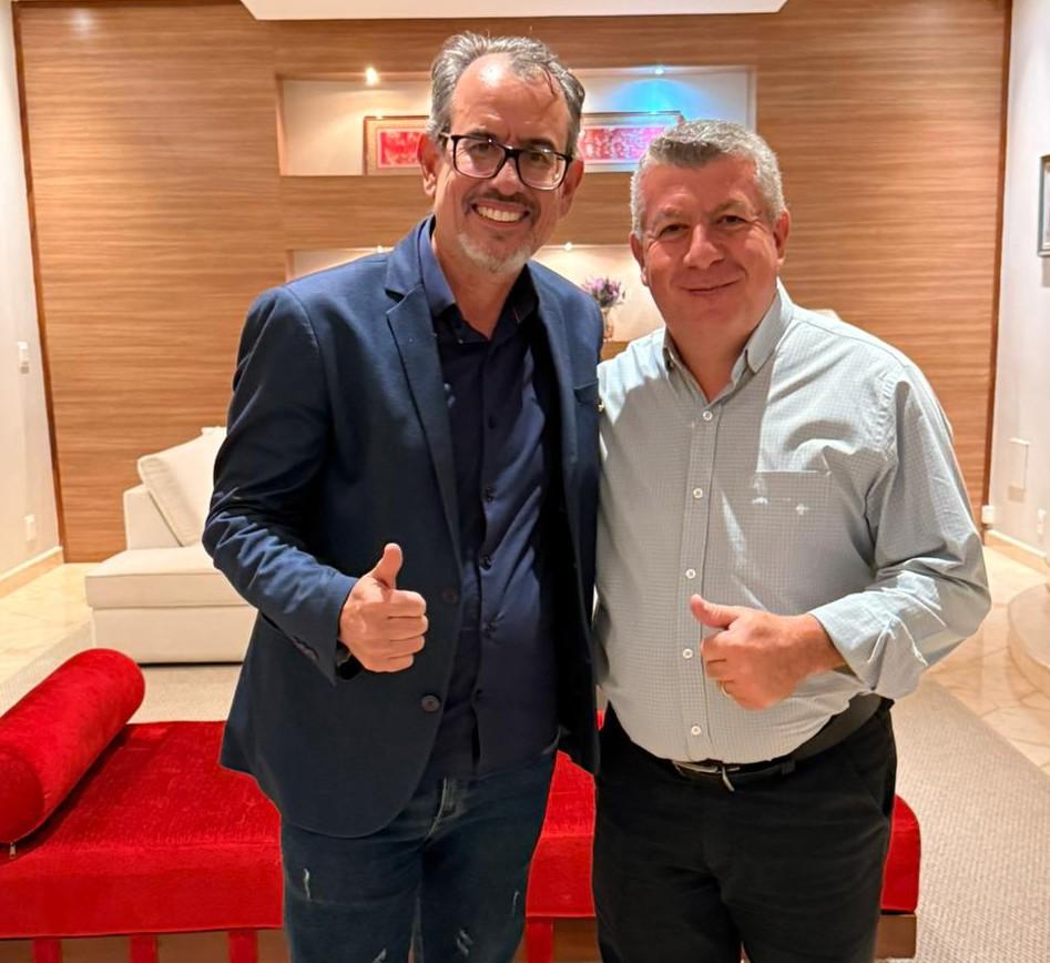Hudson Marçal, irmão de Pablo Marçal, e prefeito Claudinei de Valentim Gentil participam de encontro da UBAM e jantar da CNM em Brasília ao lado de outras lideranças municipais