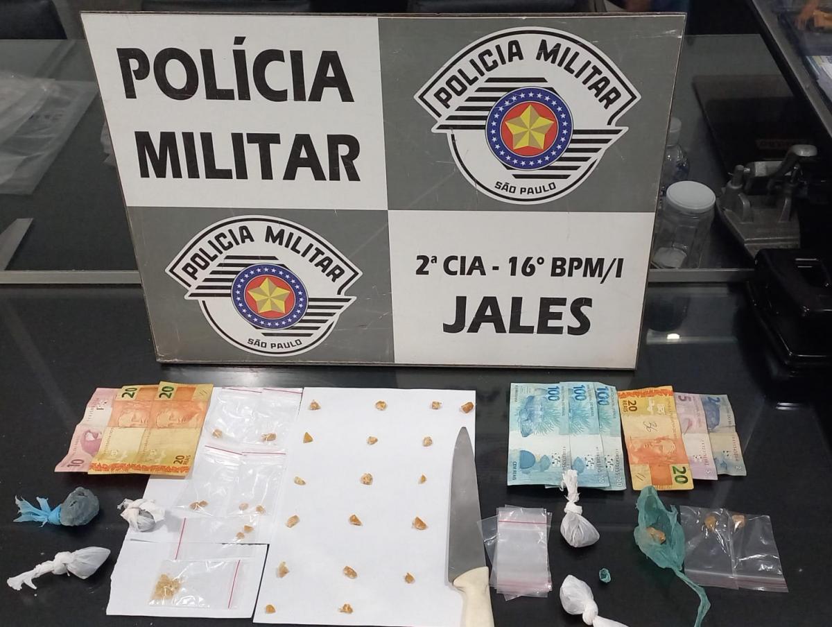 Polícia Militar deteve duas pessoas por Tráfico de drogas.