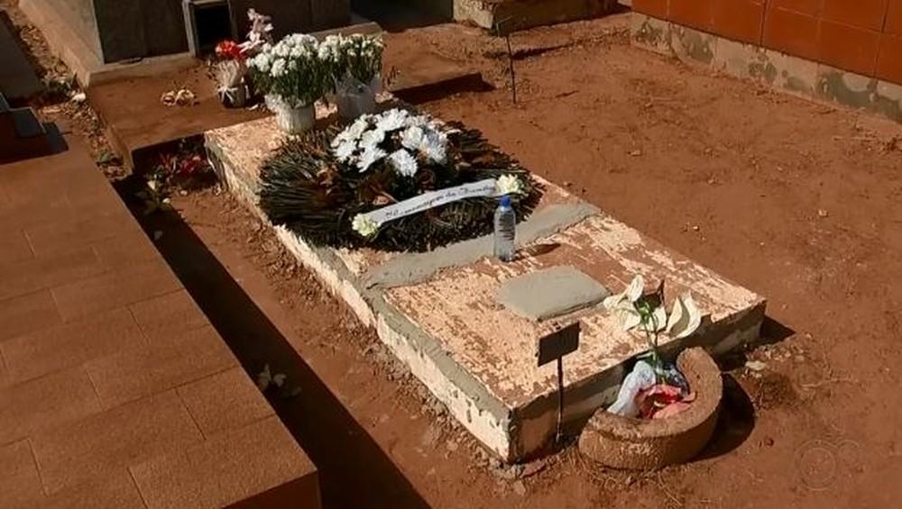 Sem coveiro, família retira restos mortais de parente para enterrar idosa no mesmo túmulo