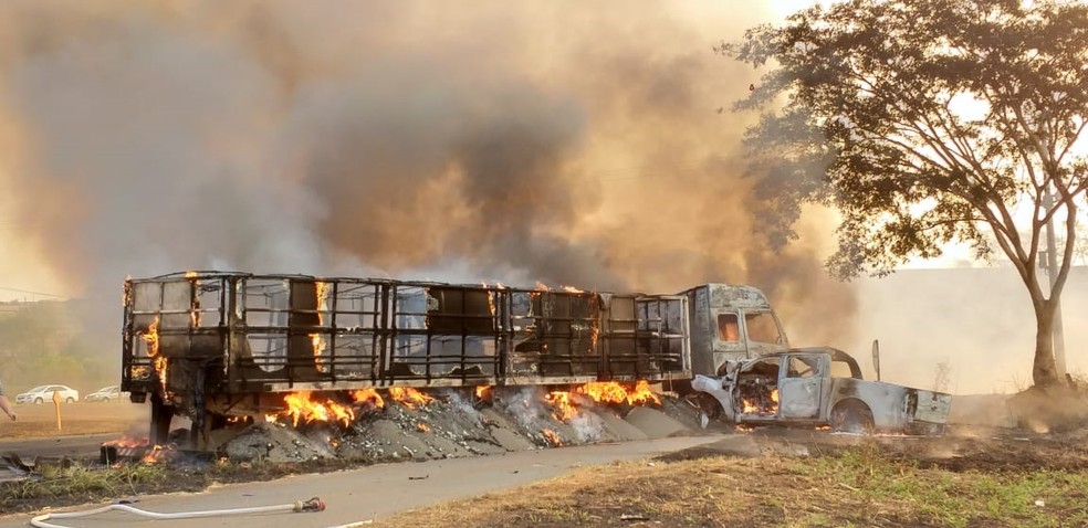 Caminhão e caminhonete pegam fogo após acidente em rodovia de Olímpia