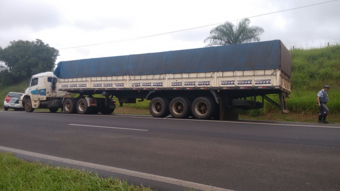 Polícia Rodoviária - Apreende duas carretas com cigarros contrabandeados.