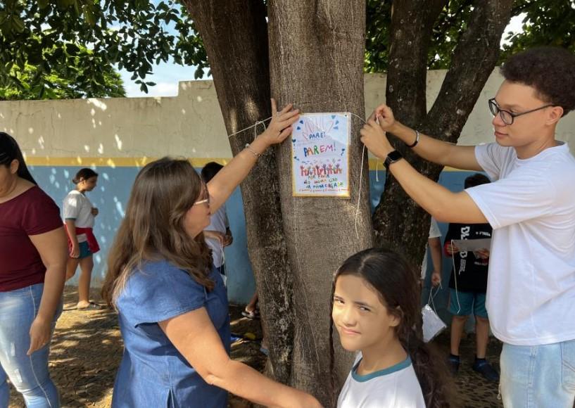 Alunos da E. M. Profª Elza Pirro Viana realizam ação de conscientização sobre o descarte adequado do lixo