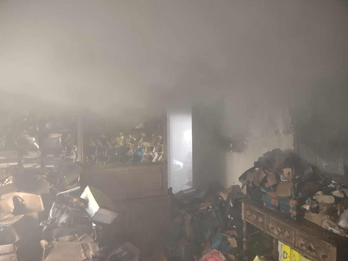 Seis pessoas são salvas por PMs em incêndio em loja de calçados