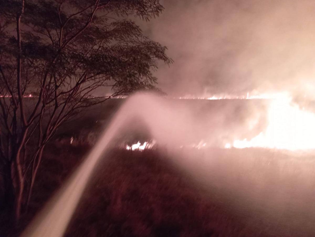 Incêndio às margens de rodovia volta a causar estragos em Ouroeste