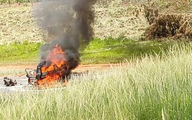 Motorista morre carbonizado em acidente com carro, caminhões e caminhonete na BR-153
