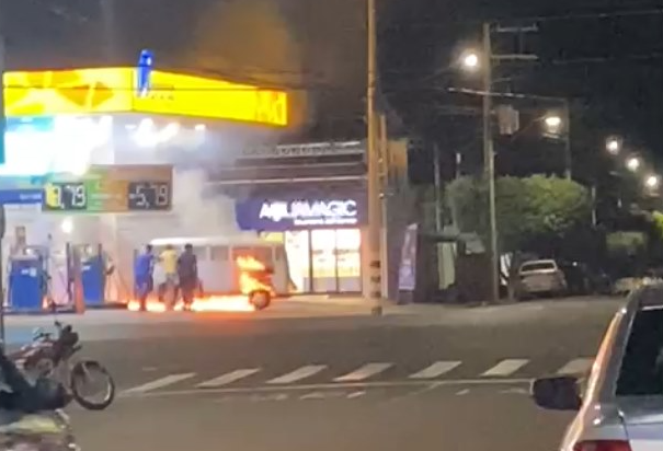 Kombi da igreja pega fogo após abastecer em posto de Santa Fé do Sul