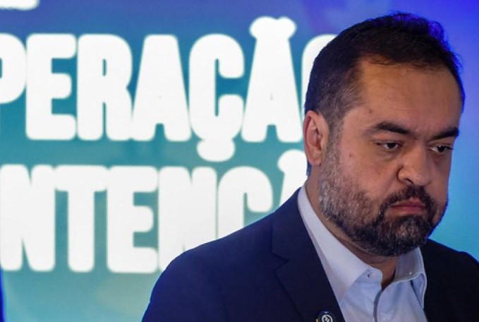 Cláudio Castro é aplaudido após cantar em igreja no Rio