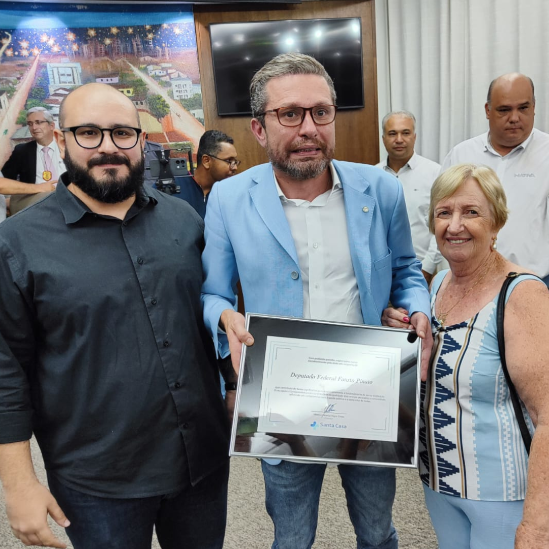 Santa Casa marca presença em coletiva na Câmara Municipal e realiza entrega   de homenagem ao Deputado Fausto Pinato