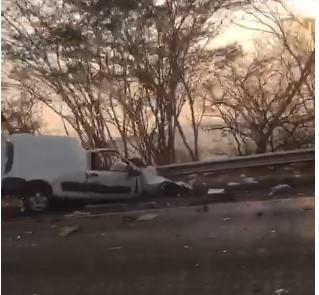 Colisão frontal entre carreta e Fiat Fiorino nas proximidades do Motel Clímax, em Jales, pode ter causado vítima fatal