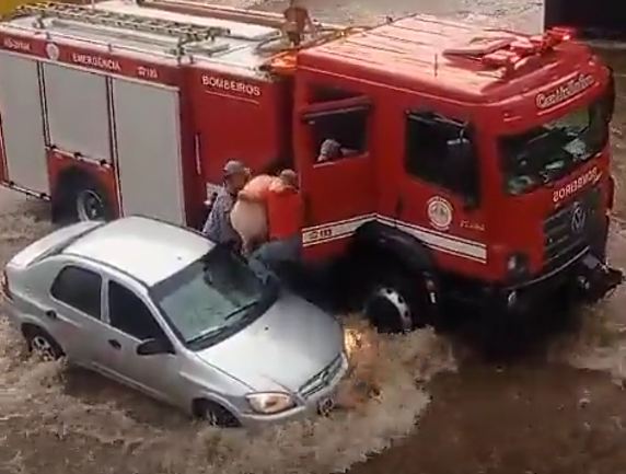 Vídeo: Temporal causa alagamentos e obriga resgate de casal de idosos