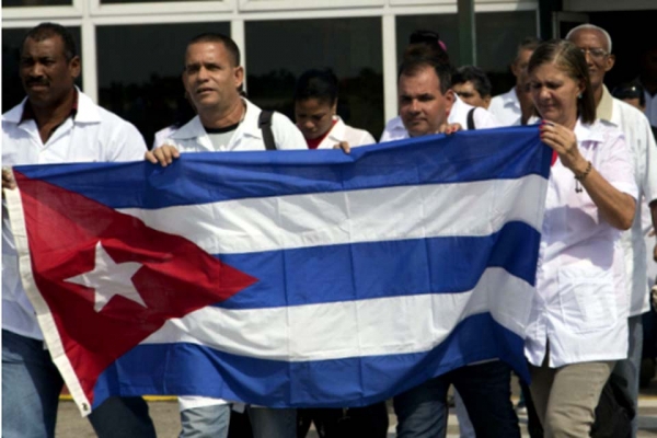 Governo regulamenta concessão de residência a médicos cubanos