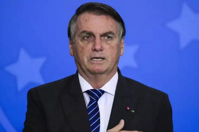 Bolsonaro diz ser 'apaixonado' por Trump e quer falar com ele