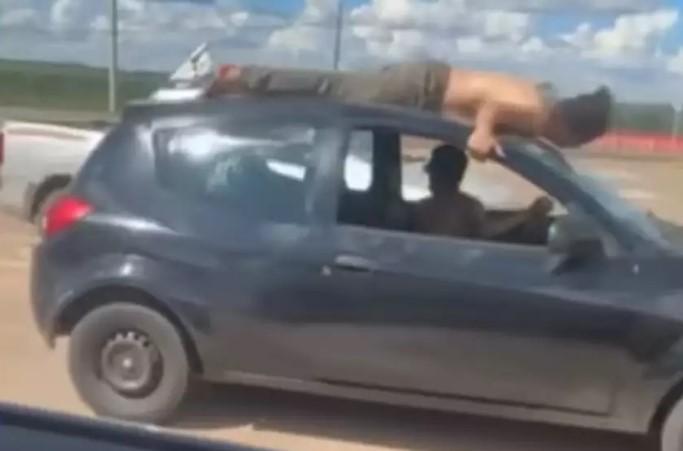 Bêbado viaja em teto de carro a mais de 100km/h; VÍDEO