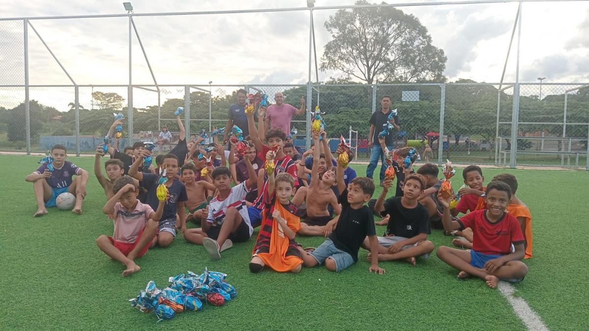Primeira-dama Aziane Rossafa e Fundo Social entregam ovos de Páscoa a crianças do Projeto Esporte Família e Lazer em Jales