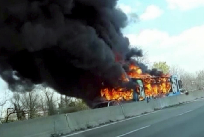 Motorista ateia fogo em ônibus com 51 crianças