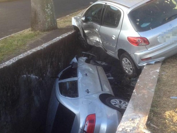 Carros vão parar em córrego após acidente em avenida de Araçatuba Batida chamou atenção de motoristas e pessoas que passavam pelo local. Três pessoas tiveram ferimentos leves, segundo a polícia.