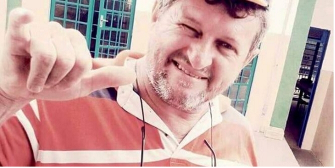 Bombeiros encontram corpo de professor que sumiu no rio Grande Corpo da vítima foi encontrado nas dividas dos estados de SP e MG. Homem pescava no rio Grande quando caiu e desapareceu na água.