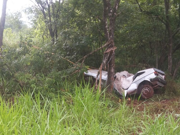 Aposentado morre após passar mal e capotar veículo em Paulo de Faria Idoso estava em uma propriedade rural minutos antes de pegar a vicinal. Bombeiro foi acionado para fazer o resgate, mas idoso morreu no local.