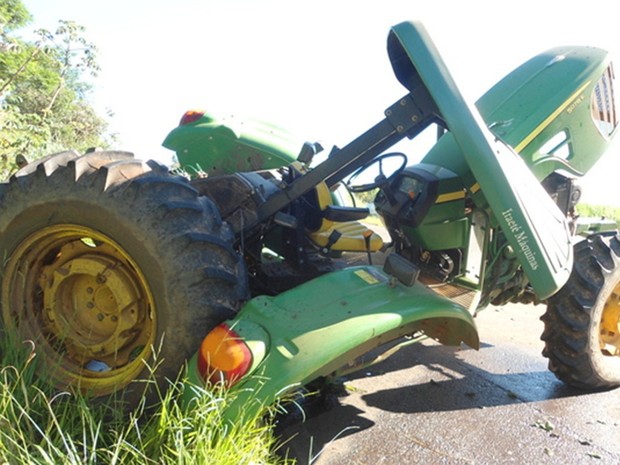 Três pessoas ficam feridas em acidente na rodovia de Urupês Caminhão invadiu a pista e bateu em caminhonete e trator, segundo a polícia. Acidente foi na rodovia que liga Urupês (SP) e Novo Horizonte (SP).