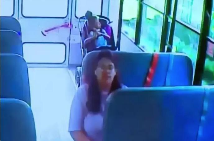 Cuidadora olha celular enquanto criança morre no ônibus escolar