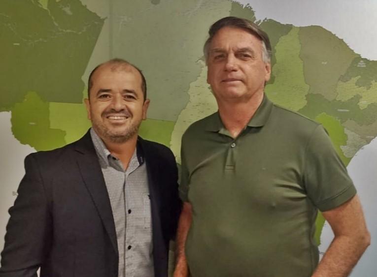 Prefeito Alex Pimentel de Mesópolis é duramente criticado nas redes após foto com Bolsonaro
