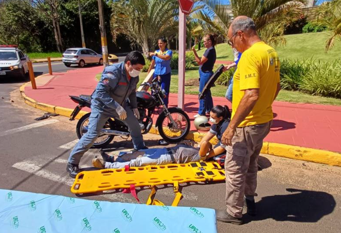 Motociclista fica ferido após colidir com carro em Fernandópolis