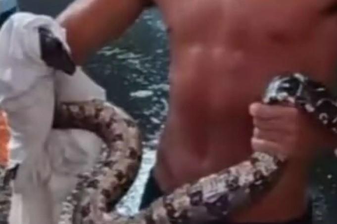 Jiboia aparece em plena Copacabana durante chuva; VÍDEO