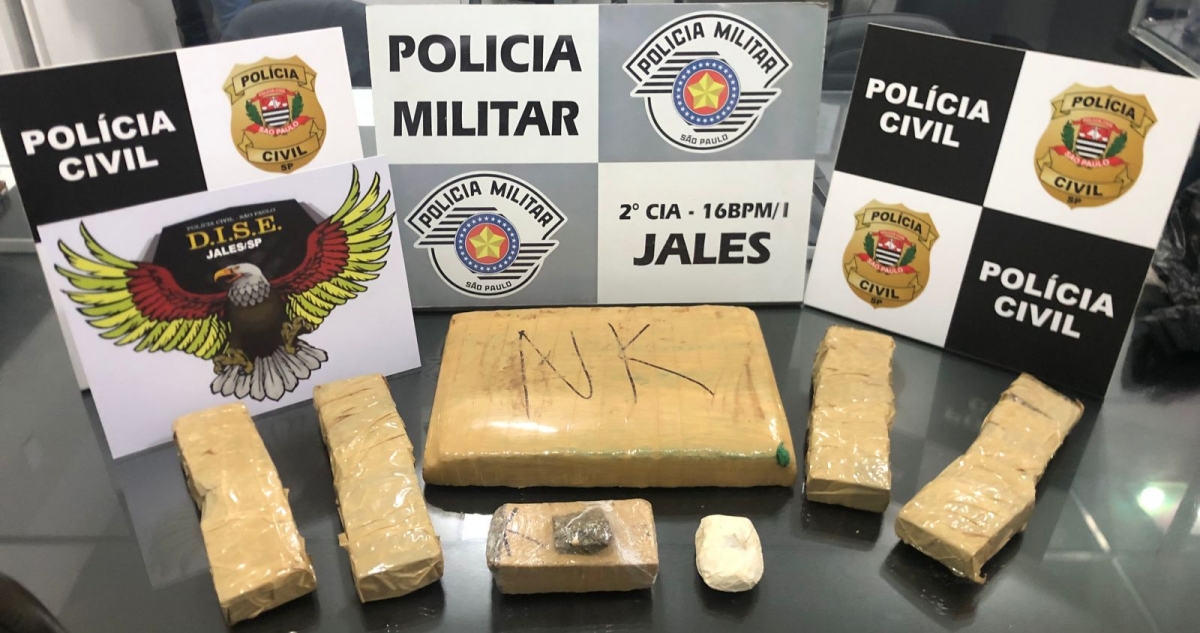 Ação conjunta das polícias Civil e Militar de Jales resulta na apreensão de 9kg de maconha. Um rapaz foi preso e um adolescente apreendido.