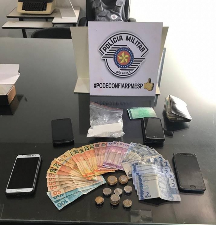 Jales - Polícia Militar apreende automóvel vindo de Rio Preto com drogas.