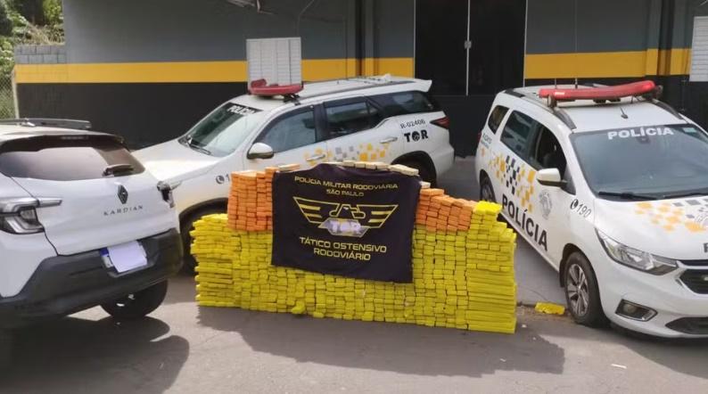 Homem é preso com quase uma tonelada de maconha em carro furtado
