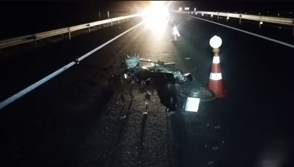 Acidente fatal na SP-294: motociclista bate em caminhão e morre