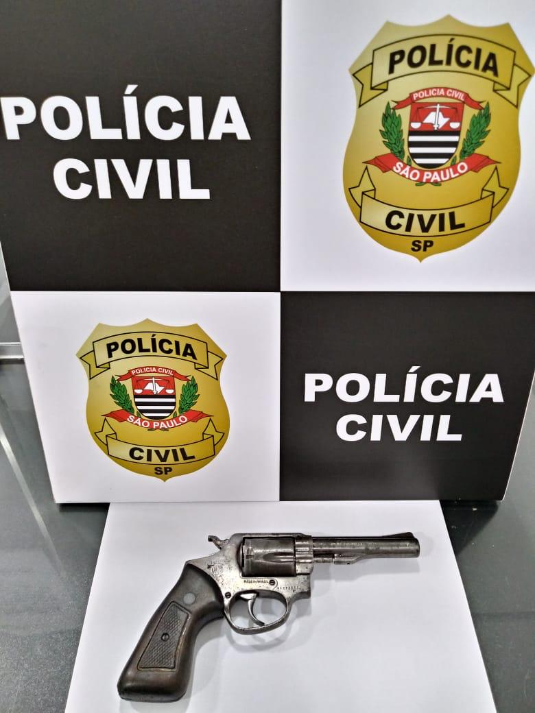 Polícia Civil de Jales prende rapaz em flagrante por porte de arma. Um revólver calibre 38 foi apreendido.