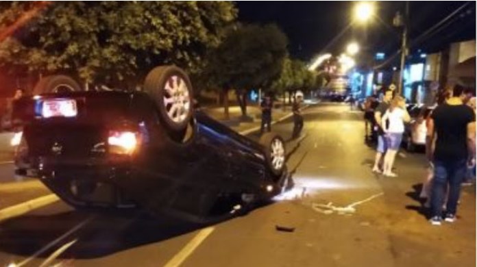 Motorista embriagado capota veículo em Santa Fé do Sul