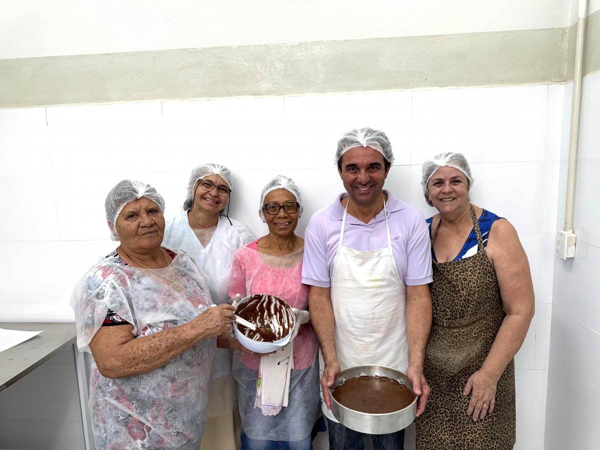 Assistidos pelo Fundo Social de Solidariedade participam de curso de capacitação na Cozinhalimento