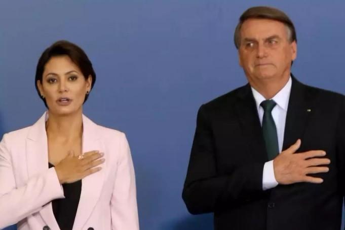 Bolsonaro fala em Michelle para a Presidência e depois recua