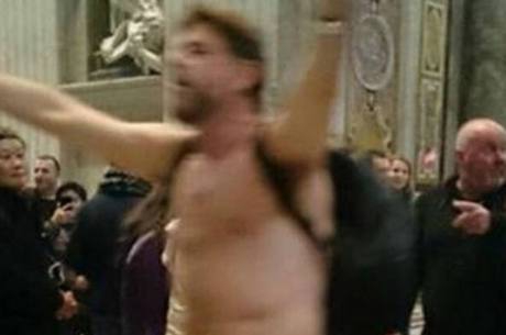Brasileiro caminha pelo Vaticano pelado e é detido