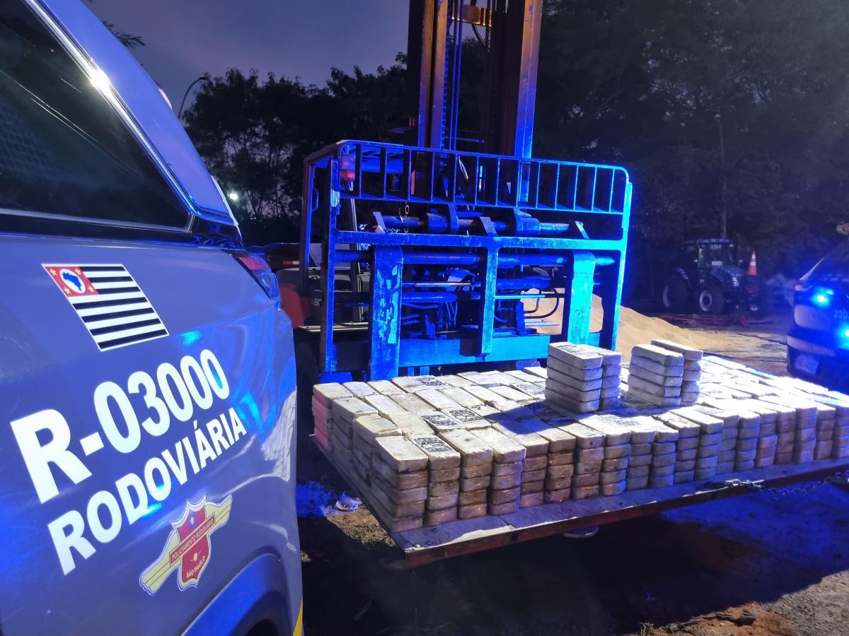 Caminhoneiro é preso com mais de 420 kg de pasta base de cocaína em São José do Rio Preto