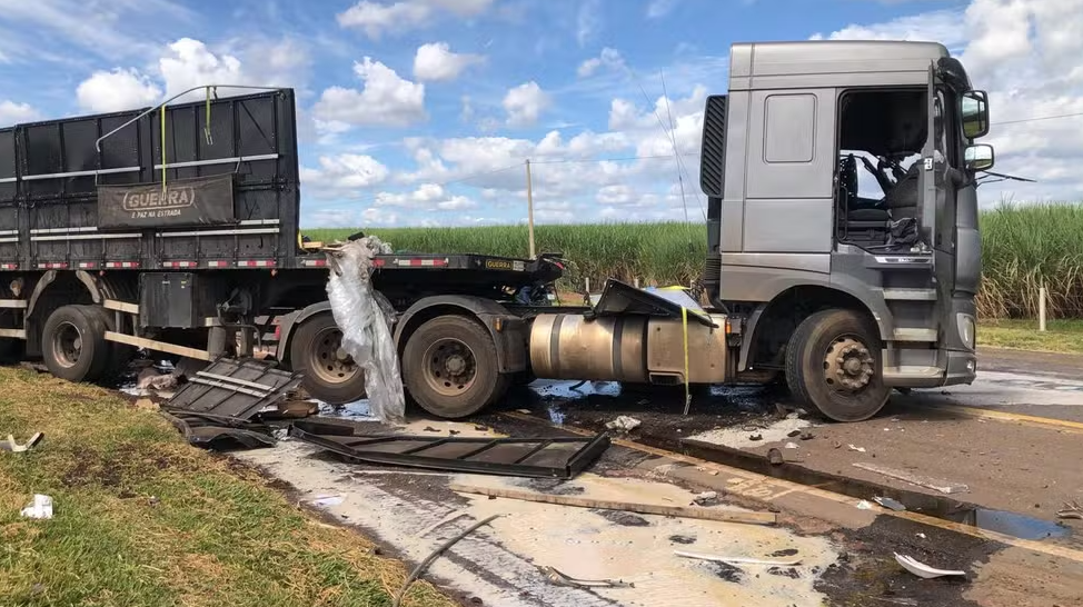 Motorista morre em acidente entre caminhões na SP-338