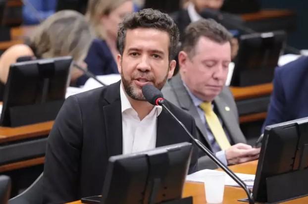 PF indicia deputado Janones por suspeita de esquema de rachadinha