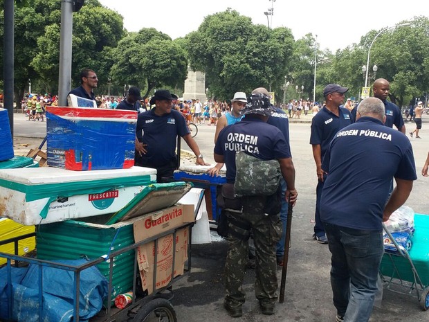 Seop multa 461 por urina na rua nos blocos do Rio neste domingo Somente no bloco Areia, no Leblon, foram multados 205 foliões. Fiscalização ainda rebocou 94 veículos estacionados irregularmente.