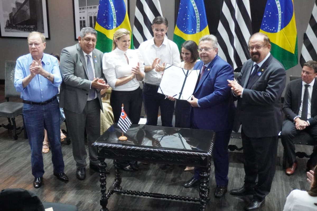 Carlão assina criação de Frente pelo fortalecimento do SUAS