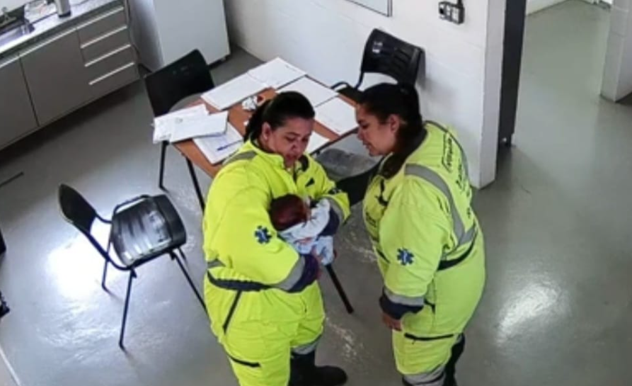 Recém-nascido engasgado com leite materno é salvo por socorristas em rodovia