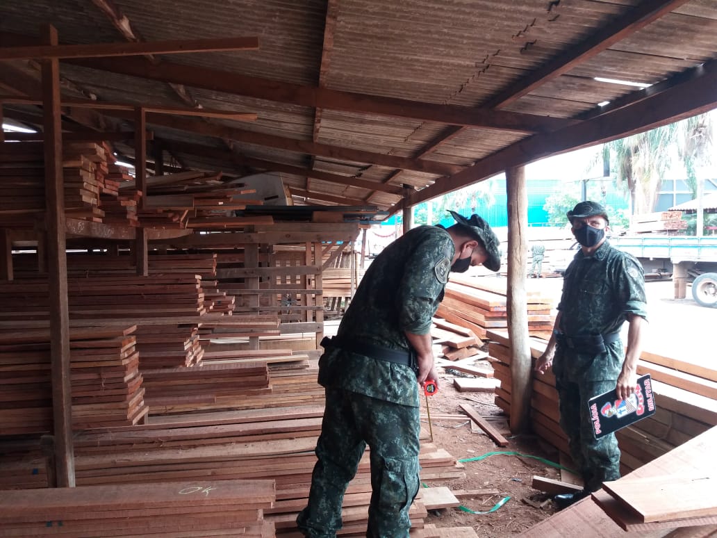 Votuporanga - Polícia Ambiental apreende madeira nativa irregular