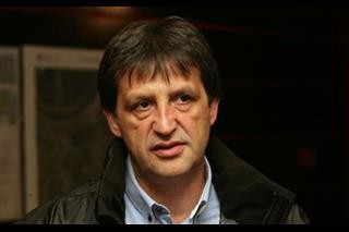 Ministro de Defesa da Sérvia é cassado por comentário sexista. Dos 250 deputados, 195 votaram a favor da destituição do ministro. Comentário foi feito a jornalista que se agachou para desviar de câmera.