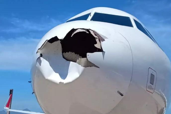 Voo da Latam retorna ao Galeão após avião colidir com pássaro