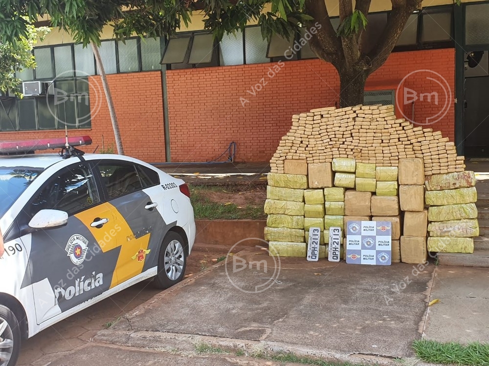 Vitória Brasil/Jales - Polícia Rodoviária apreende mais de 800 kg de maconha em caminhonete abandonada por motorista após fuga