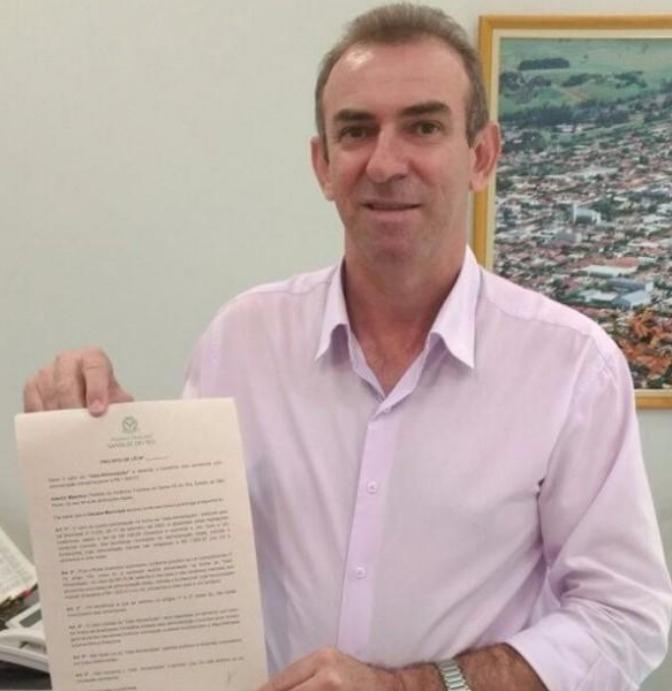 Manobras Políticas em Santa Fé do Sul: O Retorno de Ademir Maschio e a Queda de Estratégias de Evandro Mura